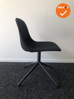 Design Vergaderstoel - Muuto Fiber - Met zwarte stoffering- Met zwart onderstel