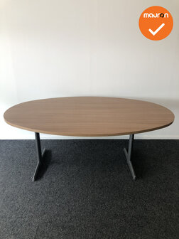 Ahrend 500 vergadertafel - Ovaal - 200x120cm - Kleur onbekend - Melamine - Zilvergrijs onderstel 