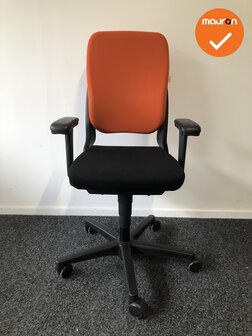 Ahrend 230 - hoge rug  - NIEUWSTAAT - Nieuwe zwarte stoffering - Gestoffeerde oranje rug - Gepolijst aluminium voetkruis