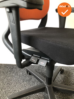 Ahrend 230 - hoge rug  - NIEUWSTAAT - Nieuwe zwarte stoffering - Gestoffeerde oranje rug - Gepolijst aluminium voetkruis
