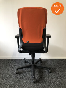 Ahrend 230 - hoge rug  - NIEUWSTAAT - Nieuwe zwarte stoffering - Gestoffeerde oranje rug - Gepolijst aluminium voetkruis