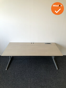 Ahrend 500 handmatig verstelbaar bureau - Grijs Eiken trespa volkern - 180x80cm - Zilvergrijs onderstel - Inclusief stekkerdoos