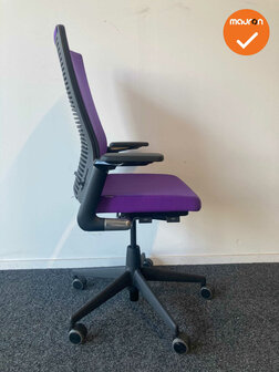 Ahrend 2020 hoge rug - refurbished - Paarse stoffering - Zwart voetkruis - Inclusief lendesteun