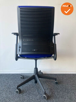 Ahrend 2020 hoge rug - refurbished - donkerblauwe stoffering - Zwart voetkruis - Inclusief lendesteun