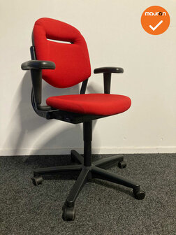 Ahrend 220 bureaustoel - Tweedehands - 3D - Bestaande rode stoffering - zwart voetkruis