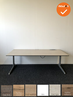 Ahrend 500 handmatig verstelbaar bureau - Grijs Eiken trespa volkern - 180x80cm - Zilvergrijs onderstel - Inclusief stekkerdoos