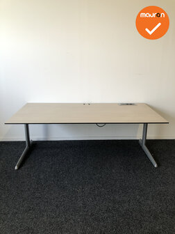 Ahrend 500 handmatig verstelbaar bureau - Grijs Eiken trespa volkern - 180x80cm - Zilvergrijs onderstel - Inclusief stekkerdoos