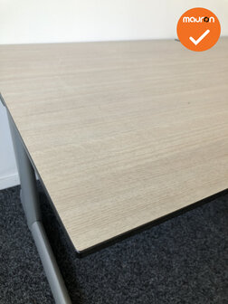 Ahrend 500 handmatig verstelbaar bureau - Grijs Eiken trespa volkern - 180x80cm - Zilvergrijs onderstel - Inclusief stekkerdoos