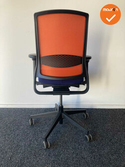 Gispen Zinn bureaustoel - Nieuwstaat - 4D Armleggers - blauwe zitting en oranje netweave rug - Zwart voetkruis