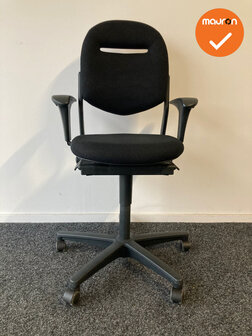 Ahrend 220 - 2D - bestaande zwarte stoffering - zwart voetkruis