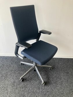 Ahrend 2020 bureaustoel - refurbished - rode  stoffering - inclusief lendesteun - hoge rug - chroom voetkruis