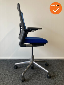 Ahrend 2020 bureaustoel - refurbished - bestaande blauwe stoffering - inclusief lendesteun - medium rug - chroom voetkruis