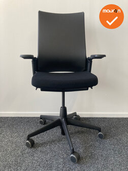 Ahrend 2020 bureaustoel  - refurbished - nieuwe zwarte stoffering - hoge lederen rug - zwart voetkruis - Zonder lendesteun