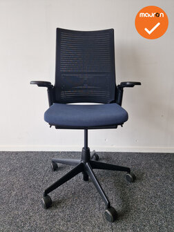 Ahrend 2020 bureaustoel - refurbished - Donkerblauwe stoffering - inclusief lendesteun - hoge netweave rug - voetkruis naar keu