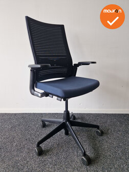 Ahrend 2020 bureaustoel - refurbished - Donkerblauwe stoffering - inclusief lendesteun - hoge netweave rug - voetkruis naar keu