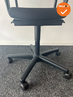 Ahrend 220 - 2D - Blauwe rugleuning met zwart gestoffeerde zitting 