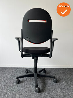 Ahrend 220 - 2D - bestaande oranje gestoffeerde rug en zwarte zitting - Zwart voetkruis