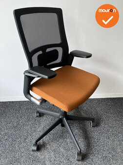 Ahrend 2020 bureaustoel - nieuwe lichtoranje stoffering - Inclusief lendesteun - Medium rug - voetkruis naar keuze