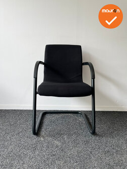 Ahrend vergaderstoel - nieuwe zwarte stoffering - Zwart slede onderstel