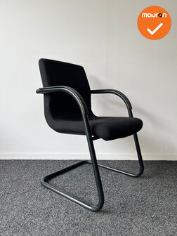Ahrend vergaderstoel - nieuwe zwarte stoffering - Zwart slede onderstel