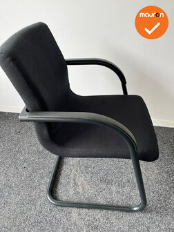 Ahrend vergaderstoel - nieuwe zwarte stoffering - Zwart slede onderstel