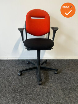 Ahrend 220 bureaustoel - 2D - bestaande oranje gestoffeerde rug en zwarte zitting - Zwart voetkruis