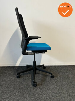 Ahrend 2020 bureaustoel  - refurbished - lichtblauwe stoffering  - zonder lendesteun - hoge rug - zwart voetkruis