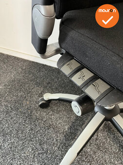 RH Logic 400 - Bestaande zwarte stoffering  - Met hoofdsteun - Inclusief lendepomp - Zilver/zwart voetkruis