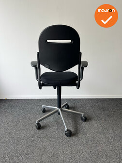 Ahrend 220 - 2D - bestaande zwarte stoffering - zilvergrijs voetkruis - verhoogde gasveer