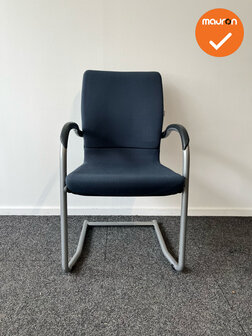 Ahrend 230 vergaderstoel - Zilvergrijs frame - Blauwe stoffering