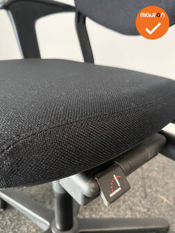 Ahrend 220 - 2D - nieuwe zwarte stoffering - medium rug - zwart voetkruis