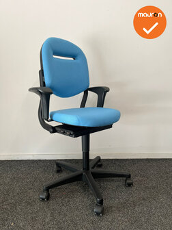 Ahrend 220 bureaustoel - 2D - nieuwe lichtblauwe stoffering - Zwart voetkruis