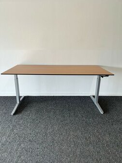 Ahrend Balance slingerverstelbaar bureau - met zilvergrijs onderstel - 160x80 - Kleur blad naar keuze