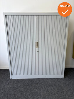 Roldeurkast - B Keuze - 135x120x47cm - Witgrijs met witgrijze metalen deuren - Zonder sleutel