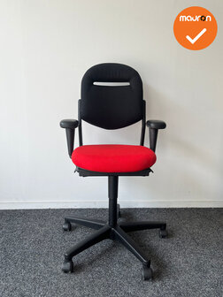 Ahrend 220 - 3D - nieuwe stoffering - Rode zitting - zwarte rug - zwart voetkruis