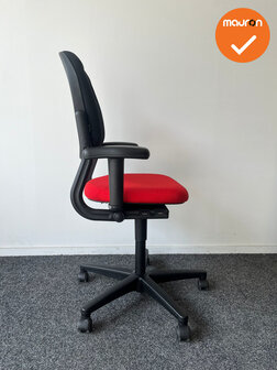 Ahrend 220 - 3D - nieuwe stoffering - Rode zitting - zwarte rug - zwart voetkruis