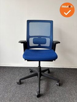 Ahrend 2020 verta bureaustoel - refurbished - blauwe stoffering - blauw netweave - inclusief lendesteun - medium rug - zwart vo