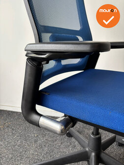 Ahrend 2020 verta bureaustoel - refurbished - blauwe stoffering - blauw netweave - inclusief lendesteun - medium rug - zwart vo