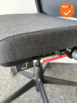 Ahrend 2020 - refurbished - hoge rug - Antracietgrijs gem&ecirc;leerde stoffering - zwart voetkruis - zonder lendesteun 