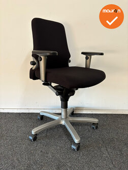 Haworth Comforto 77 - zwarte stoffering  - medium rug - zilvergrijs voetkruis