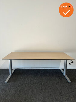 Gispen Bureau - Slinger verstelbaar - 160x80 - Zilvergrijs onderstel - Grijs eiken trespa blad
