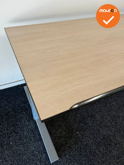 Gispen Bureau - Slinger verstelbaar - 160x80 - Zilvergrijs onderstel - Grijs eiken trespa blad
