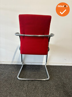 Aspa Vergaderstoel - Rode gestoffeerde rug en antracietgrijze zitting - Chroom slede onderstel