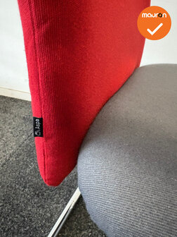 Aspa Vergaderstoel - Rode gestoffeerde rug en antracietgrijze zitting - Chroom slede onderstel