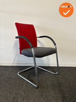 Aspa Vergaderstoel - Rode gestoffeerde rug en antracietgrijze zitting - Chroom slede onderstel