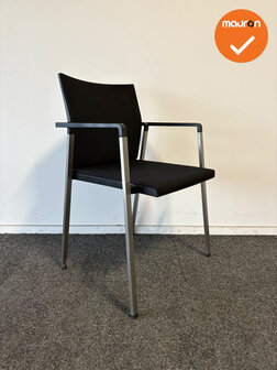 Giersberger vergaderstoel - Zwart bestaande stoffering met netweave rug