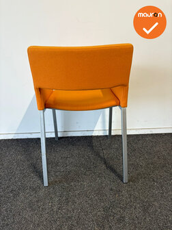 Vergaderstoel - oranje bestaande stoffering met grijs onderstel 