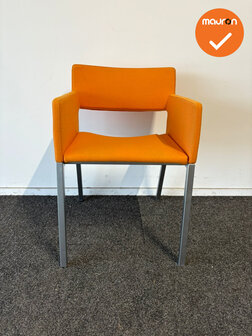 Vergaderstoel - oranje bestaande stoffering met grijs onderstel 