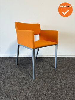Vergaderstoel - oranje bestaande stoffering met grijs onderstel 