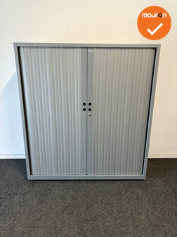 Gispen Roldeurkast - 135x120x47cm - Zilvergrijs met zilvergrijze roldeuren - grijs eiken topblad